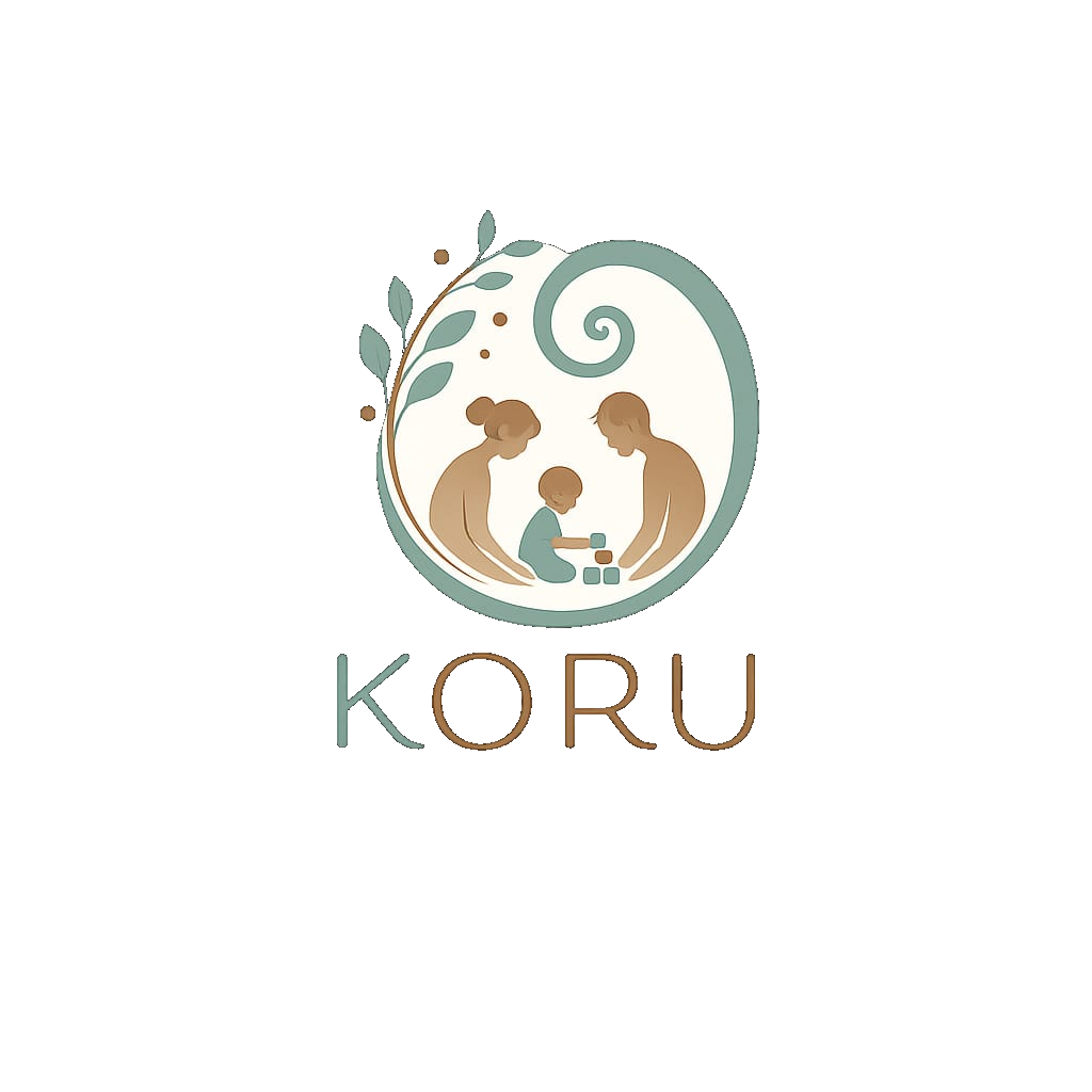 Logotipo de Koru con una familia representada en un símbolo circular